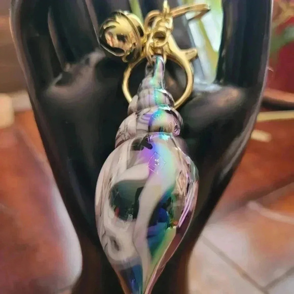 Iridescent Shell Keychain - Picture 3 of 4
